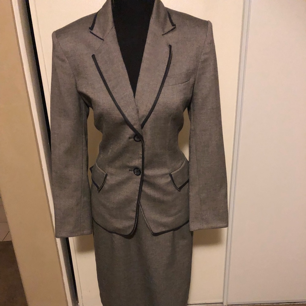 ❤️Lovely Grey Kasper Suit❤️